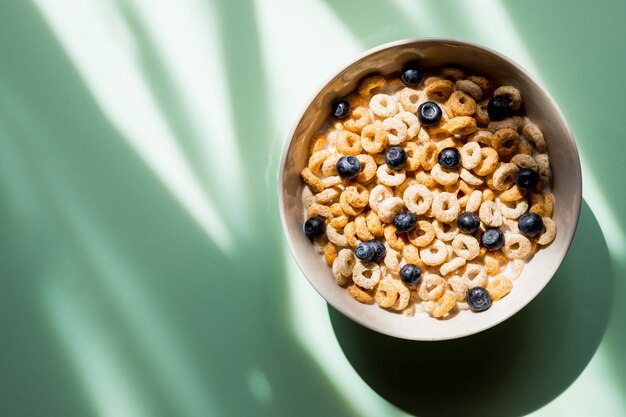 Deliscious sana colazione con sfondo di fiocchi e frutti