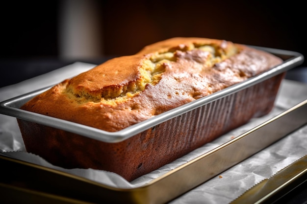 Delizia allettante pane alla banana fatto in casa servito su teglia in acciaio