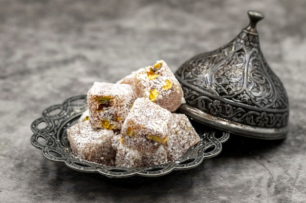 Delizia turca con pistacchio su sfondo scuro da vicino