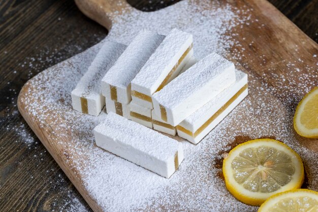 Delizia turca dolce bianca al gusto di limone e uno strato di delizia turca dolce color limone al gusto di limone