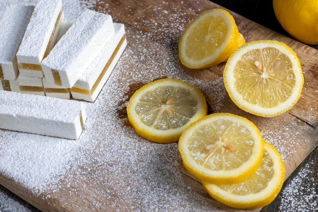 Delizia turca dolce bianca al gusto di limone e uno strato di delizia turca dolce color limone al gusto di limone