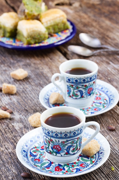 Delizie turche. caffè nero con dolci