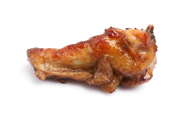 Deliziosa ala di pollo fritto isolata su bianco