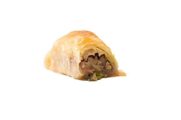 Deliziosa baklava dolce con noci isolati su sfondo bianco