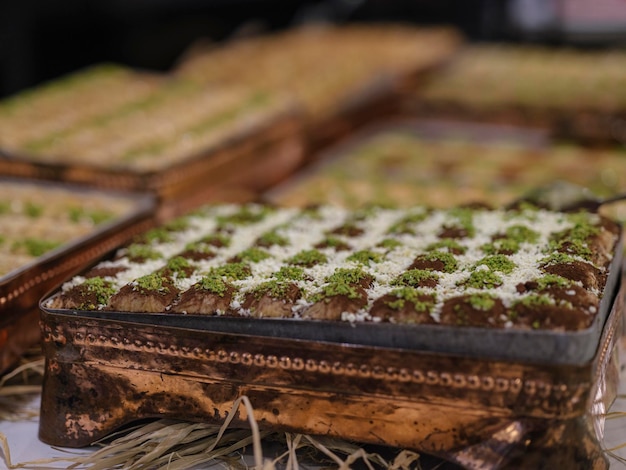 Deliziosa baklava turca in una pasticceria