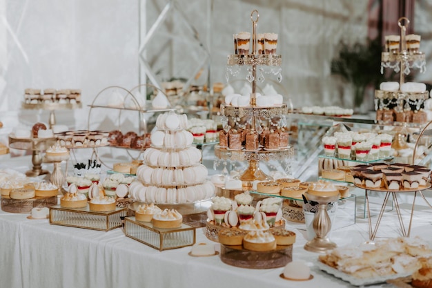 Deliziosa barretta di cioccolato con cupcakes, amaretti e altri dolci