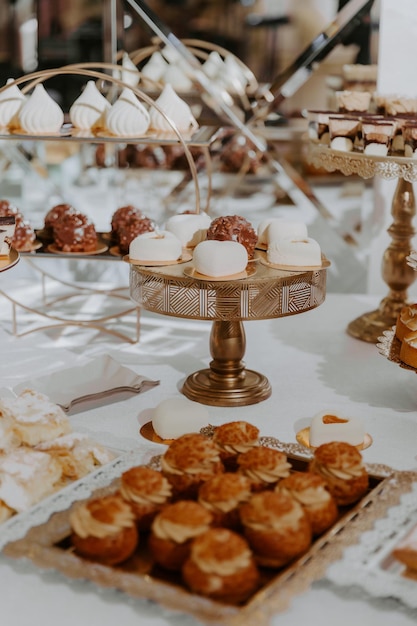 Deliziosa barretta di cioccolato con cupcakes, amaretti e altri dolci