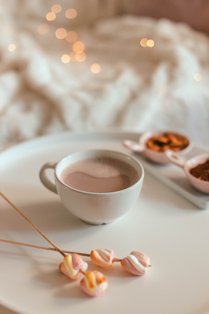 Deliziosa bevanda aromatica dolce al cacao o cioccolata calda con marshmallow