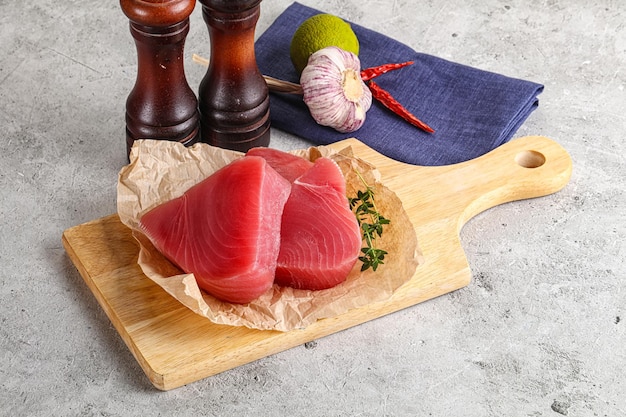 Deliziosa bistecca di tonno crudo da cucinare a bordo
