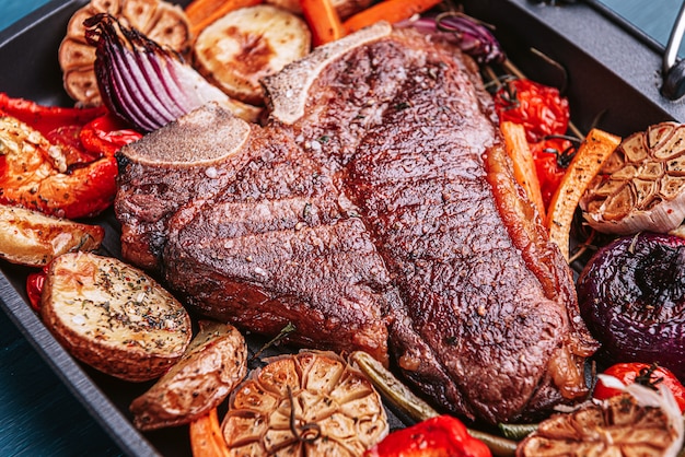 Deliziosa bistecca fresca per cena. cibi proteici gustosi e sani