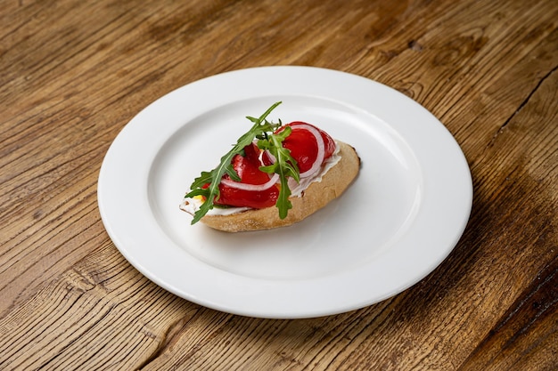 deliziosa bruschetta con pepe al forno e formaggio