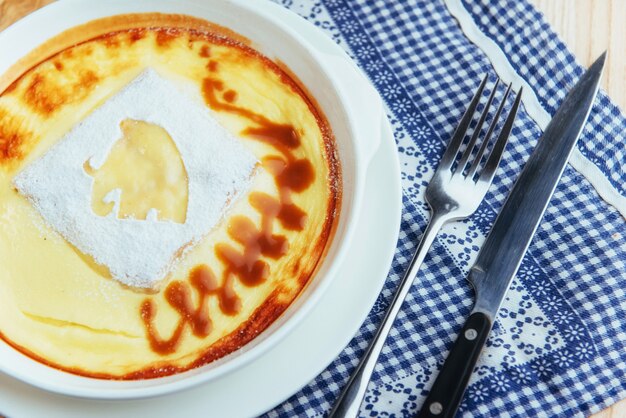 Deliziosa casseruola di formaggio in una pentola di ceramica.