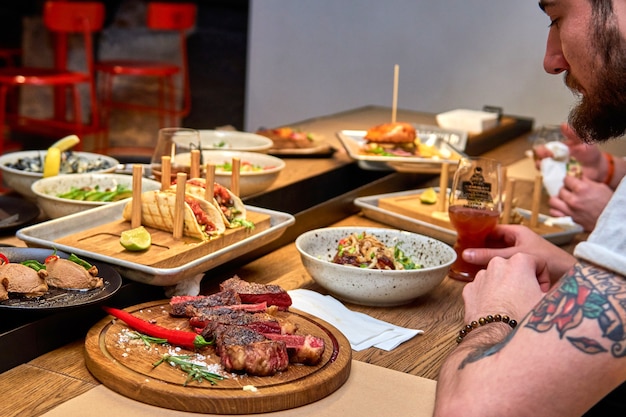 Deliziosa cena in ristorante su un tavolo di legno