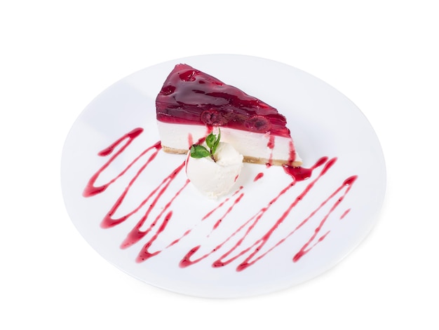 Deliziosa cheesecake alla ciliegia con pallina di gelato alla menta e vaniglia, isolata su sfondo bianco