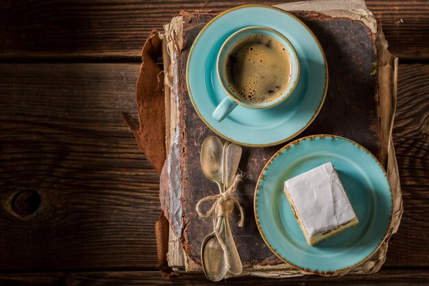 Deliziosa cheesecake e caffè serviti in porcellana blu