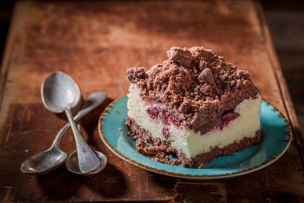 Deliziosa cheesecake fatta in casa servita in porcellana blu