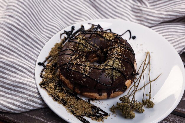 Deliziosa ciambella con salsa al cioccolato e pezzetti di pistacchio