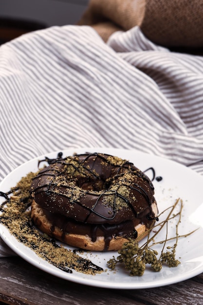 Deliziosa ciambella con salsa al cioccolato e pezzetti di pistacchio