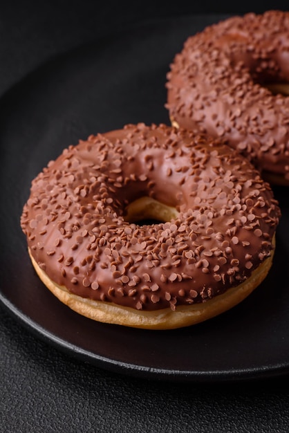 Deliziosa ciambella glassata al cioccolato cosparsa di gocce di cioccolato