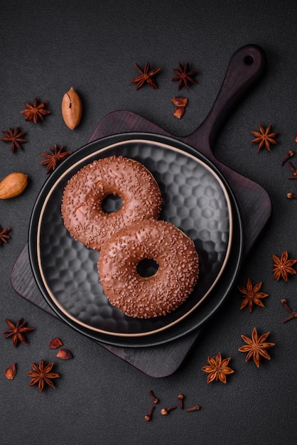 Deliziosa ciambella glassata al cioccolato cosparsa di gocce di cioccolato