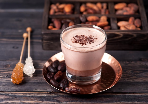 Deliziosa cioccolata calda con cioccolato e fave di cacao