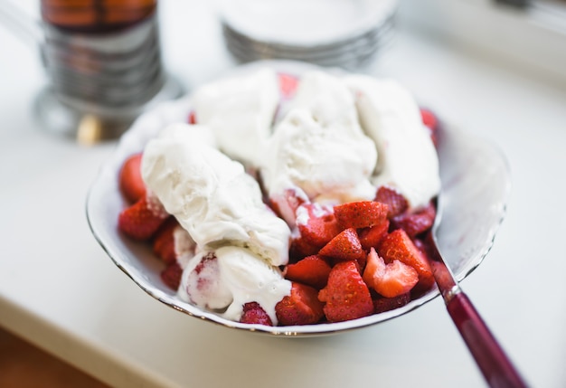 Deliziosa ciotola di fragole con gelato.