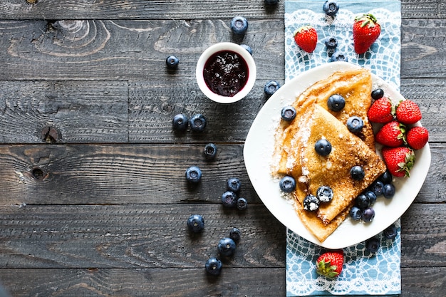 Deliziosa colazione a base di crepes con legno chiaro drammatico