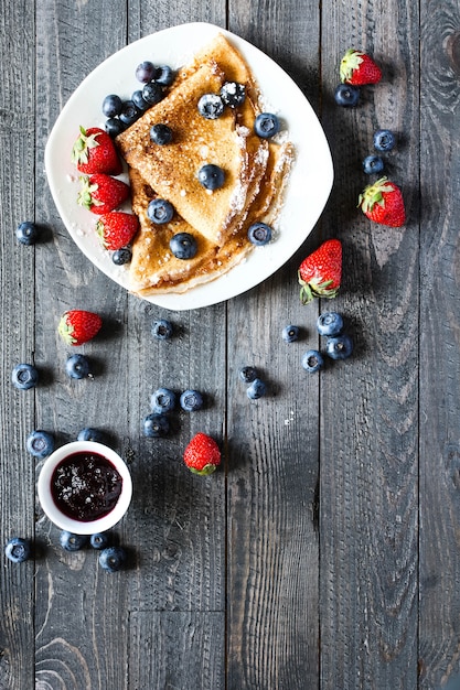 Deliziosa colazione a base di crepes con legno chiaro drammatico