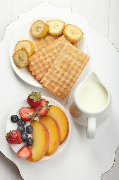 Deliziosa colazione con biscotti al latte e frutta