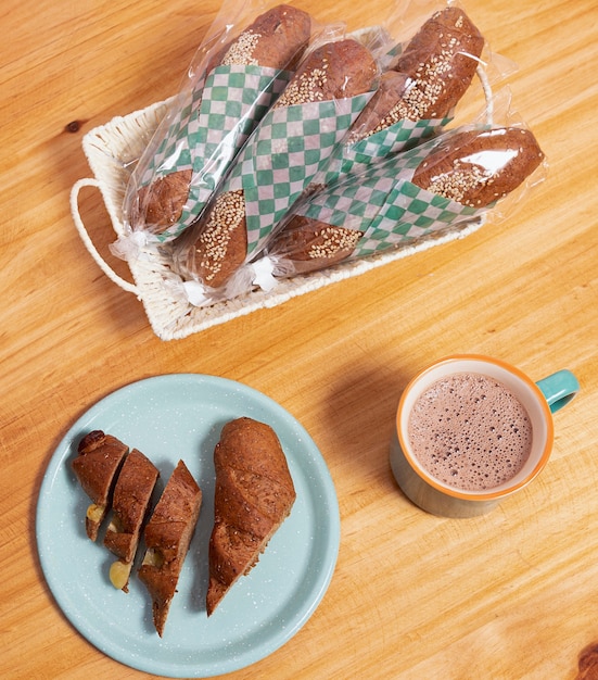 deliziosa colazione con cioccolato e pane