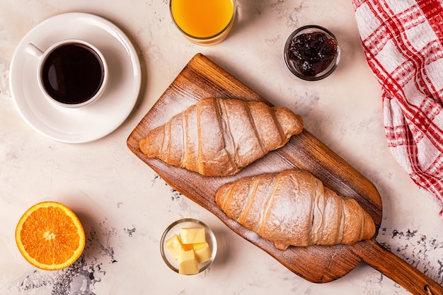 Deliziosa colazione con cornetti freschi.