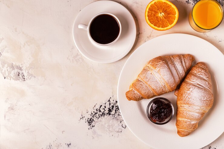 Foto deliziosa colazione con cornetti freschi.
