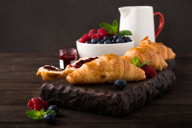 Deliziosa colazione con croissant freschi