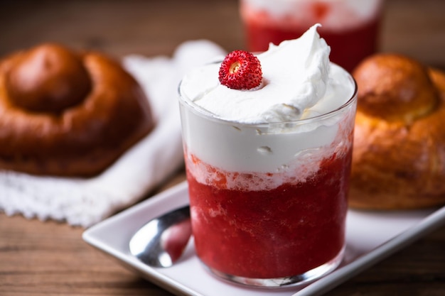 Deliziosa colazione con granita di fragole e brioches close up