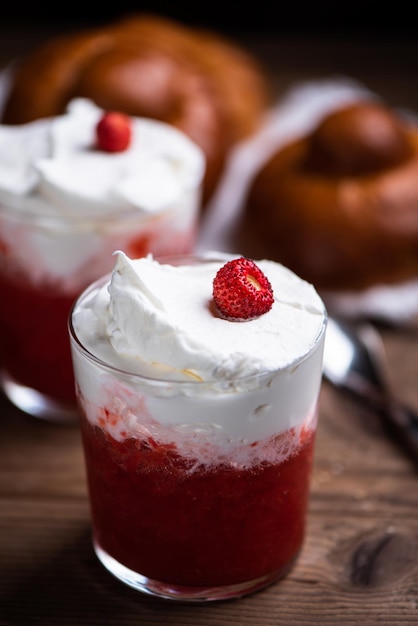 Deliziosa colazione con granita di fragole e brioches close up