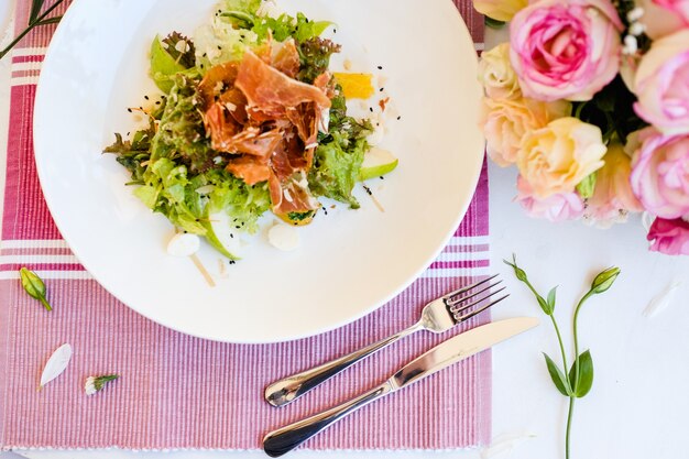 Deliziosa colazione con insalata celebrativa