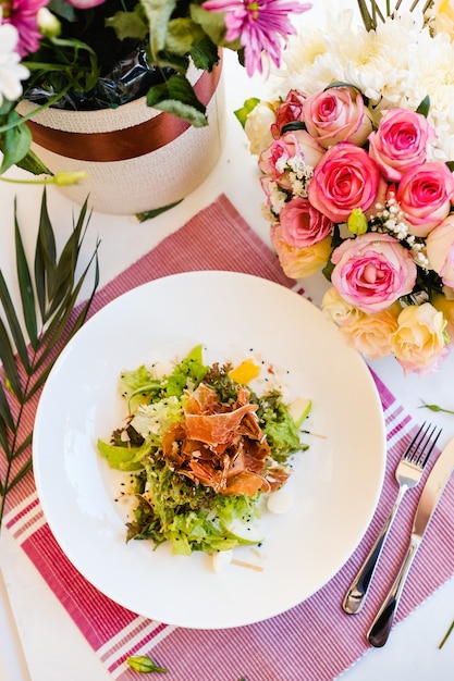 Deliziosa colazione con insalata celebrativa