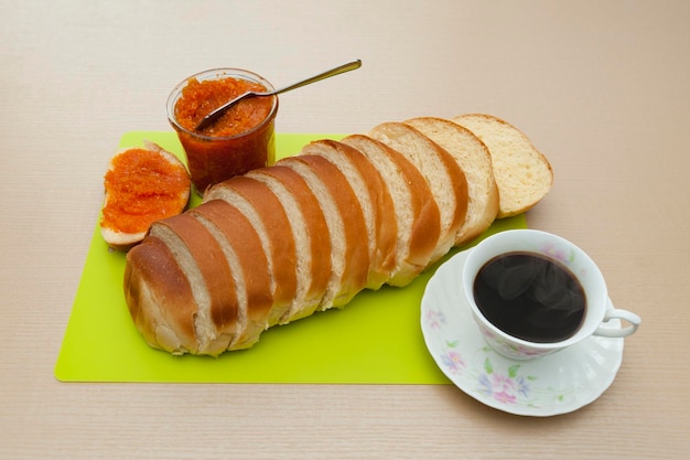 Deliziosa colazione con marmellata di zucca di pane brasiliano fatto in casa e caffè tradizionale