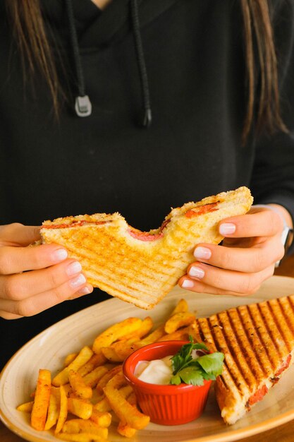 Deliziosa colazione con toast turco tradizionale