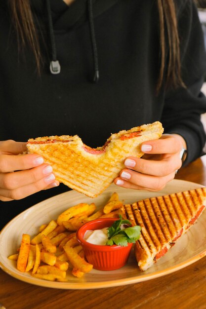 Deliziosa colazione con toast turco tradizionale