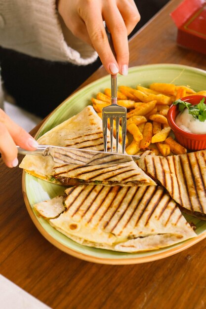 Deliziosa colazione con toast turco tradizionale