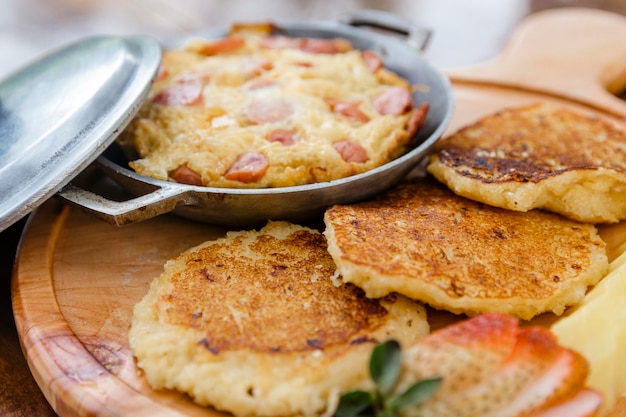 Deliziosa colazione con torta di uova e mais