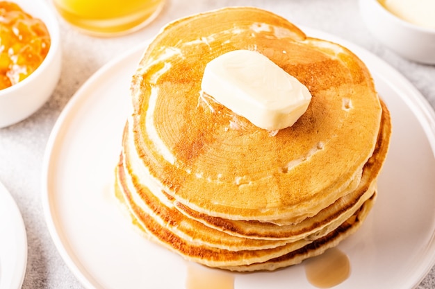 Deliziosa colazione fatta in casa con frittelle, messa a fuoco selettiva.