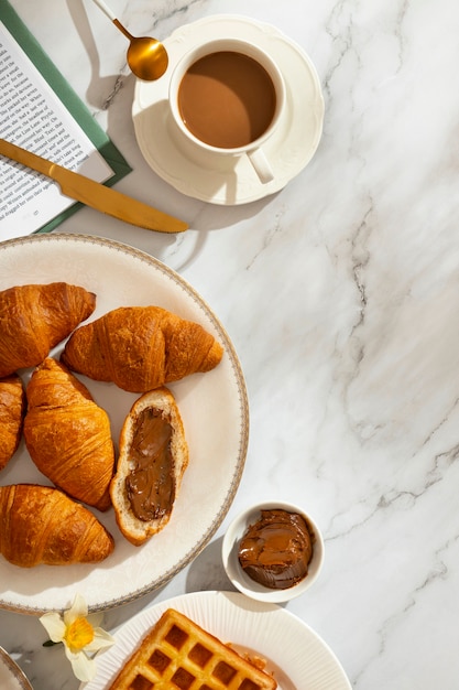 Deliziosa colazione francese con croissant