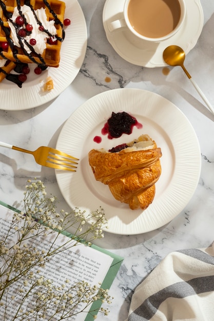 Deliziosa colazione francese con croissant