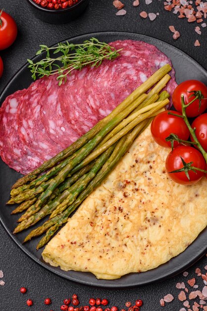 Deliziosa colazione nutriente composta da asparagi uova strapazzate sale spezie ed erbe aromatiche