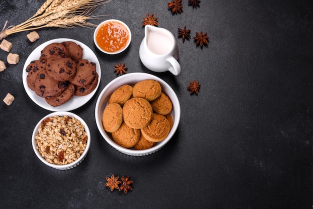 Deliziosa colazione sana nutriente con uova di muesli biscotti d'avena latte e marmellata Mangiare sano all'inizio della giornata