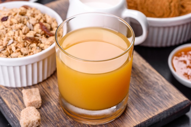 Deliziosa colazione sana nutriente con uova di muesli biscotti d'avena latte e marmellata Mangiare sano all'inizio della giornata