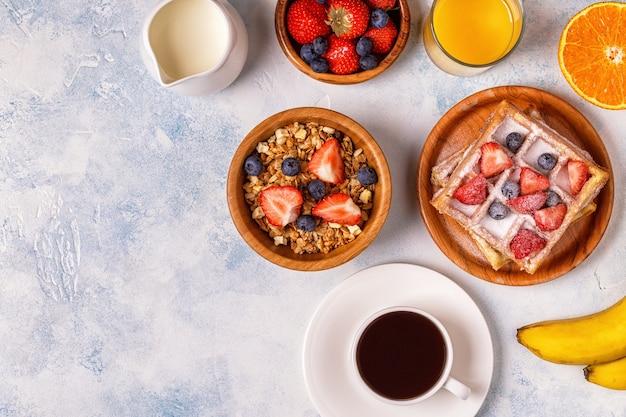 Deliziosa colazione su un tavolo luminoso