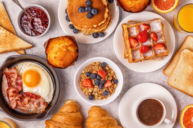 Deliziosa colazione su un tavolo luminoso